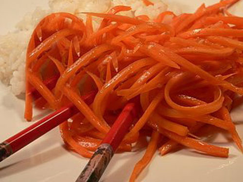 Как приготовить морковь по-корейски.