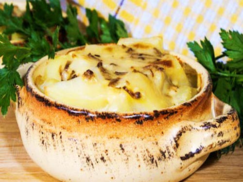Картофель с грибами и сыром в горшочке
