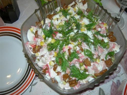 Салат с сухариками и колбасой