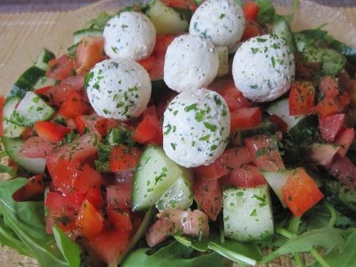 Салат с сырными шариками