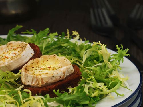 Теплый салат с сыром Sainte-Maure